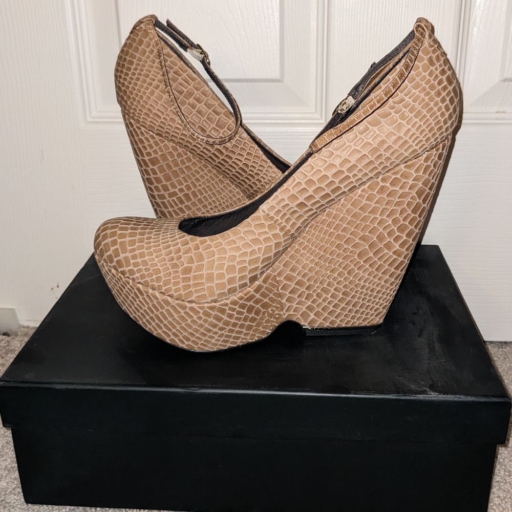 MIA Limited Edition Stone Croc Platform Wedge Pump 10